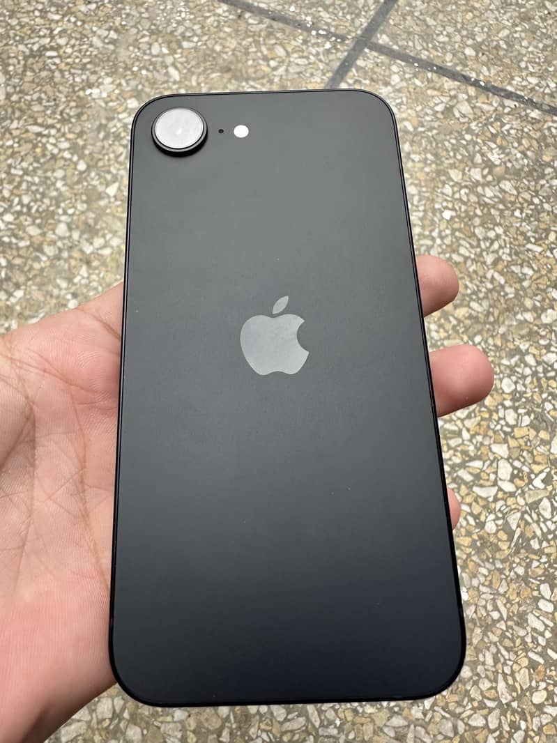 Apple iPhone 16e JV 3