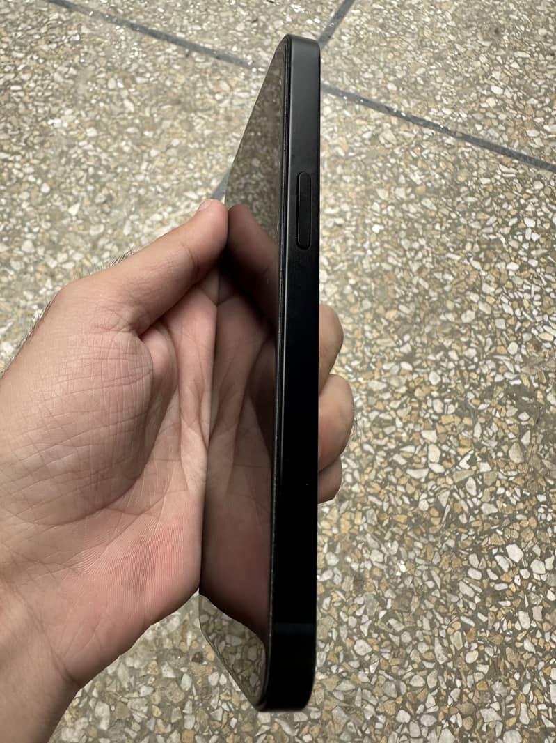 Apple iPhone 16e JV 5