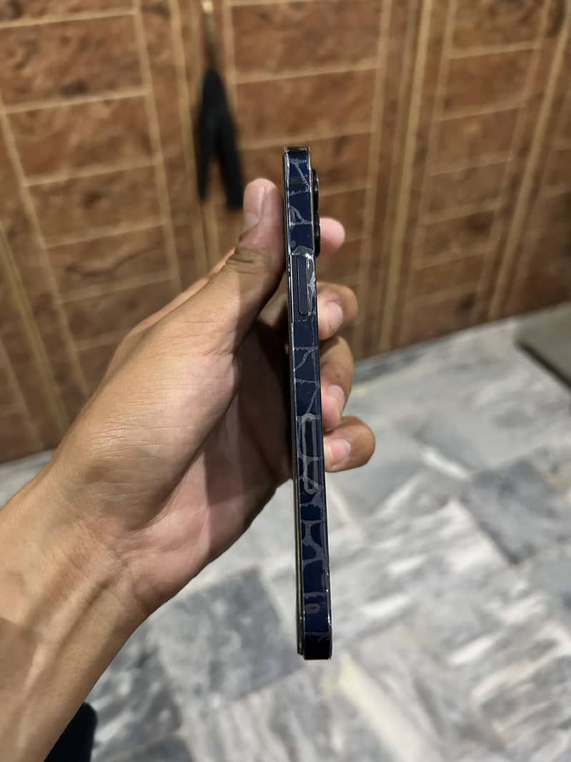 Apple iPhone 12 4