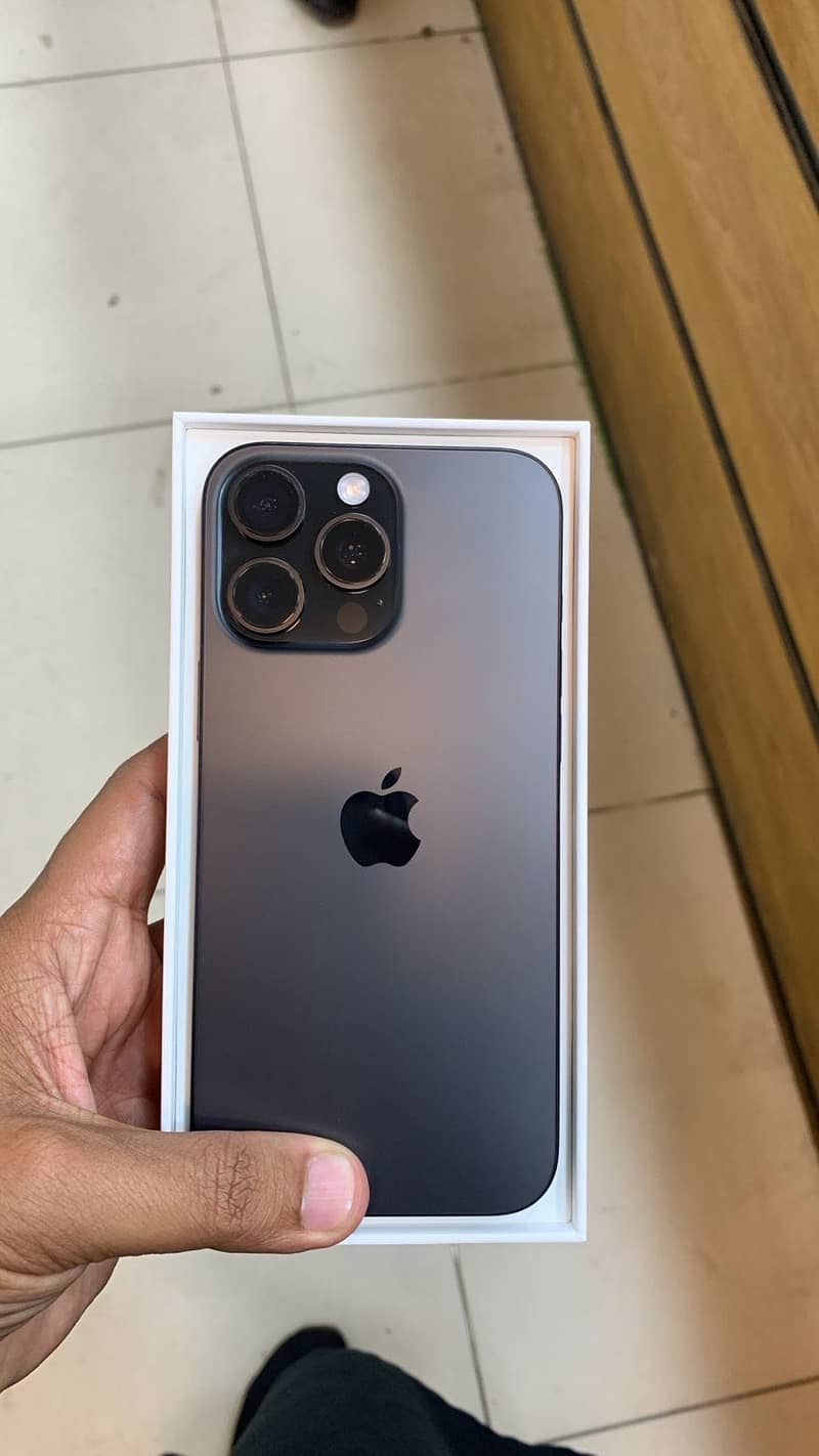 Apple iPhone 16 Pro Max 0