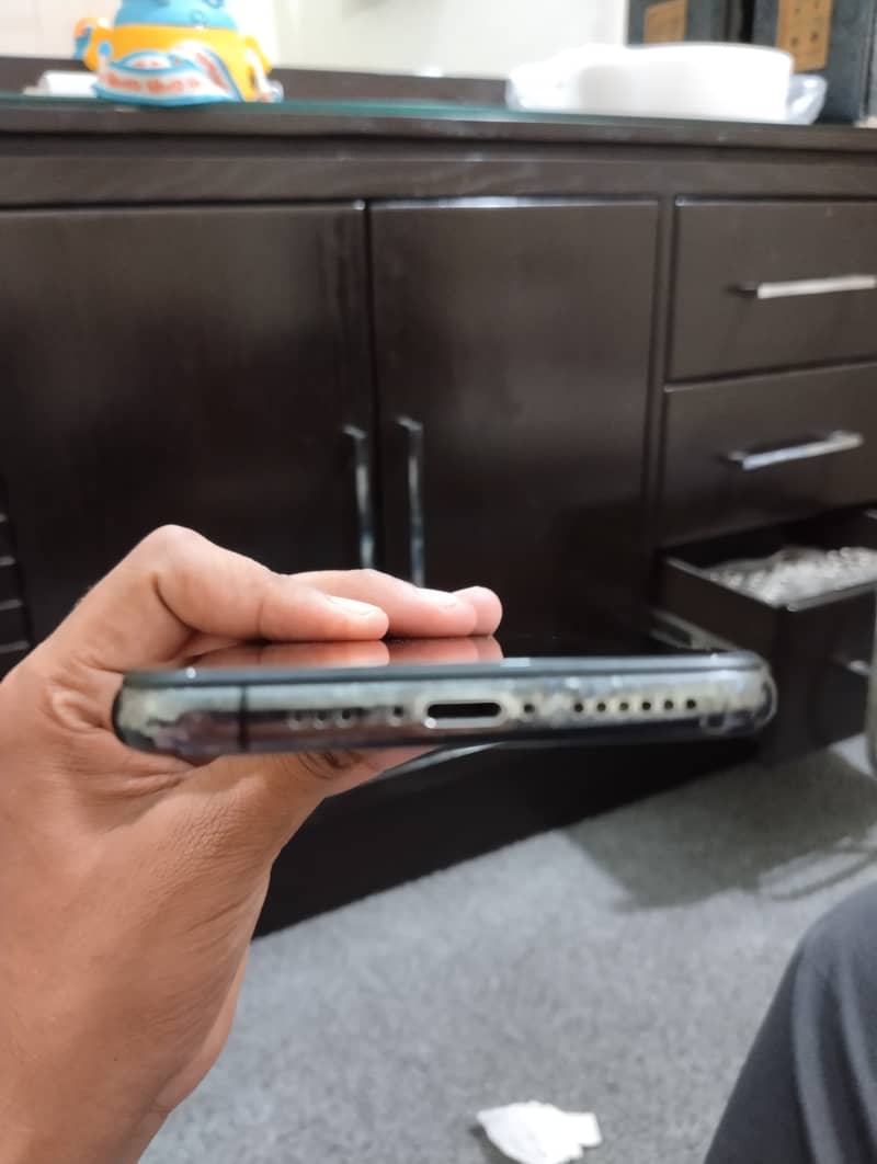 Apple iPhone XS 4
