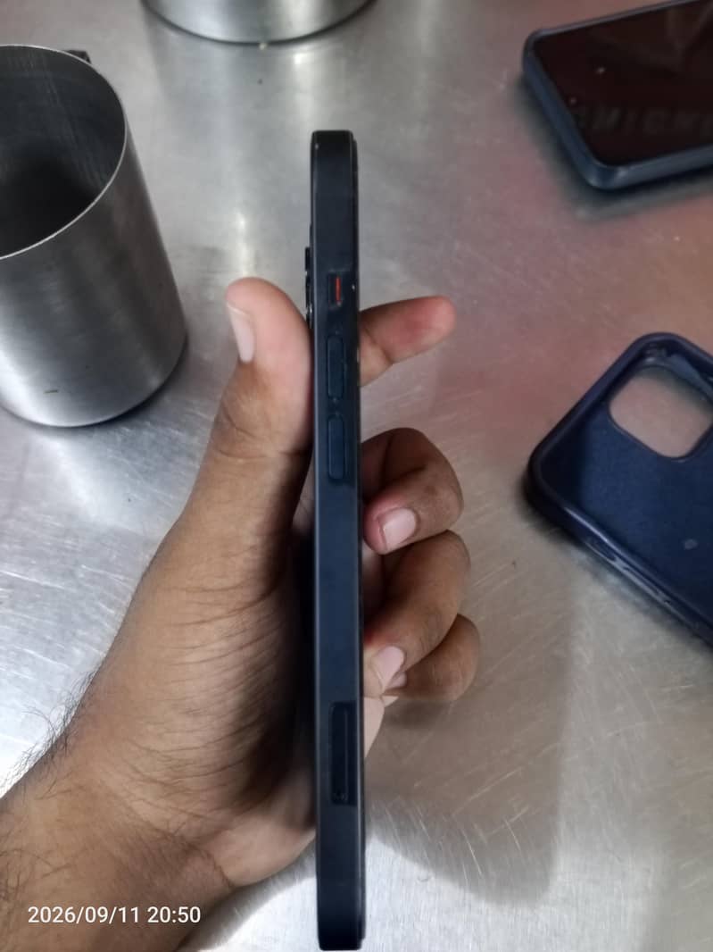 Apple iPhone 13 2