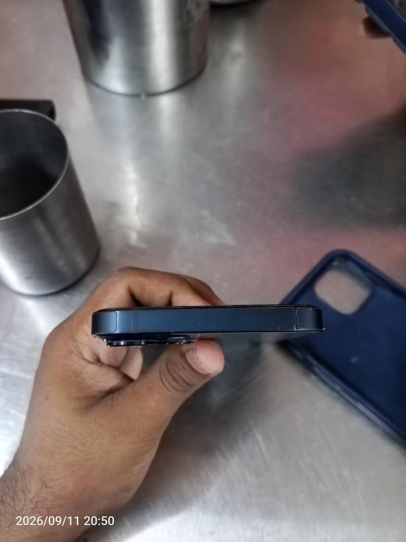 Apple iPhone 13 4