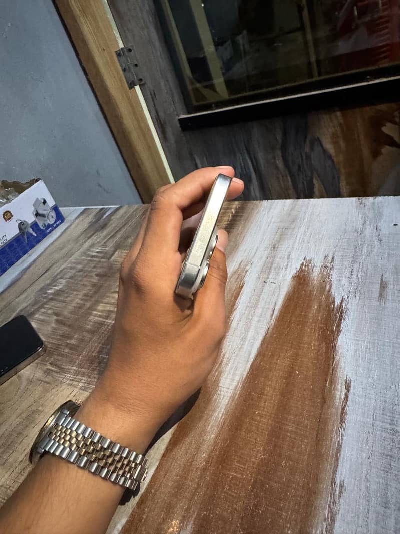 Apple iPhone 16 Pro 4