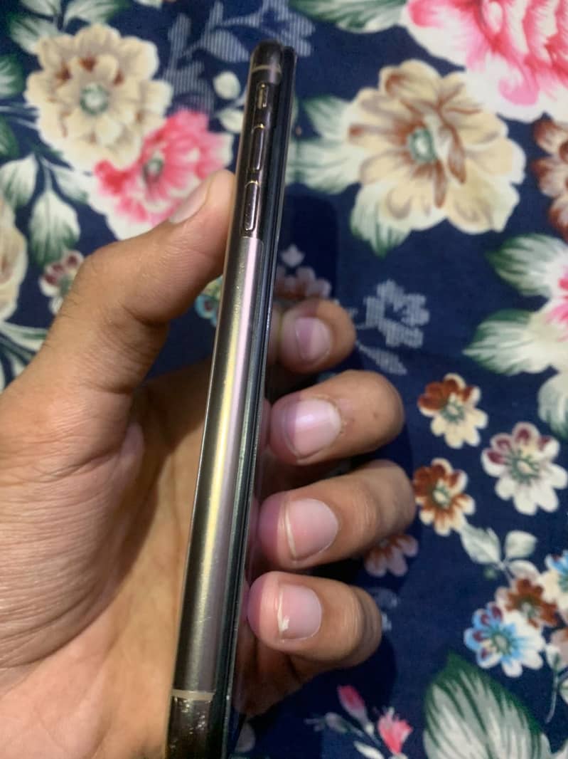 Apple iPhone XS 3