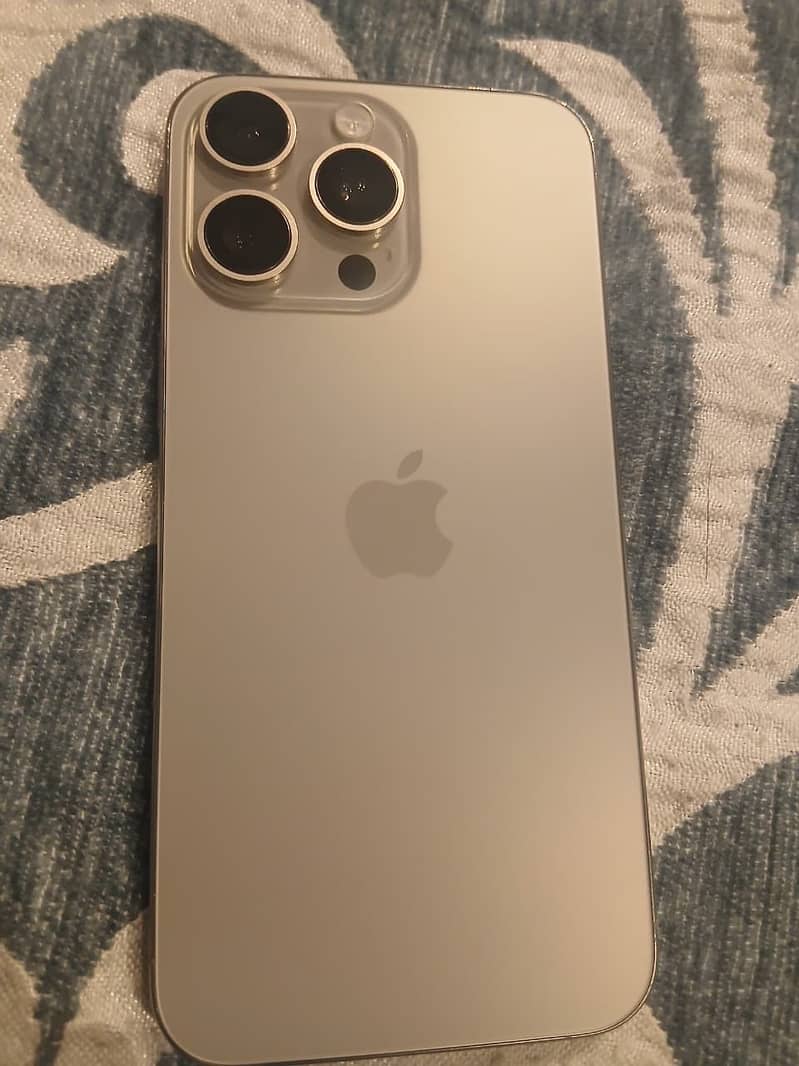 Apple iPhone 15 Pro Max 4