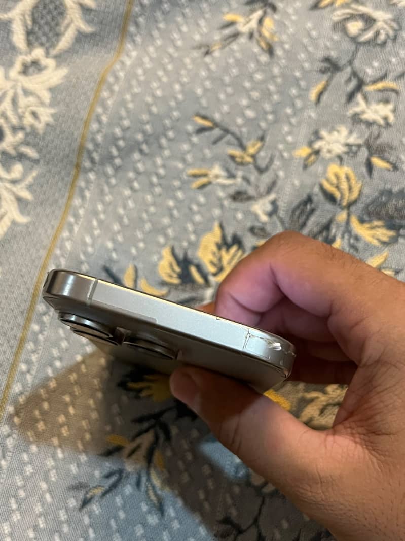 Apple iPhone 16 Pro 1