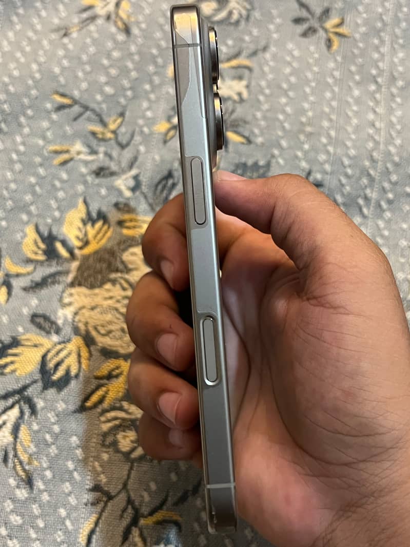 Apple iPhone 16 Pro 2