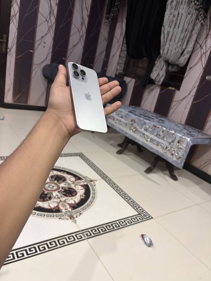 Apple iPhone 15 Pro Max 0