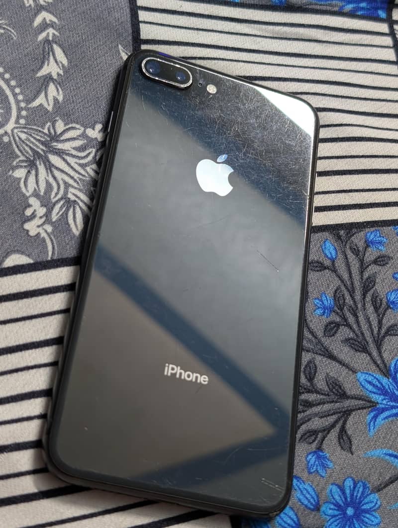 Apple iPhone 8 Plus 3
