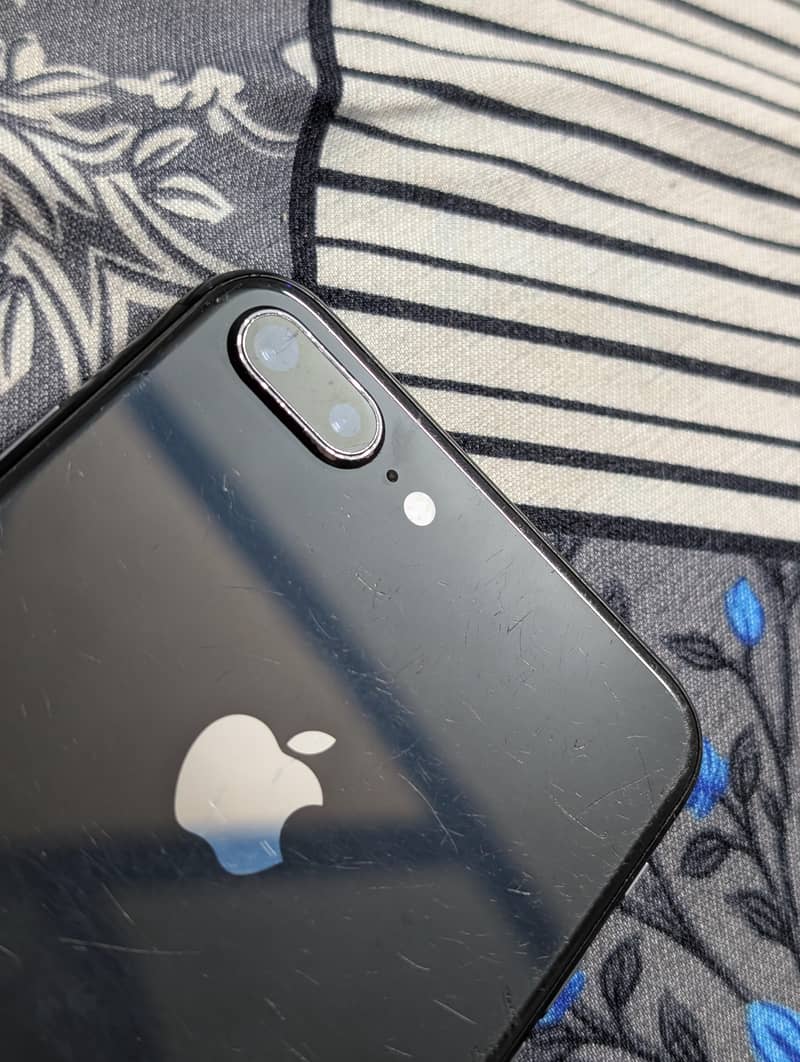 Apple iPhone 8 Plus 4