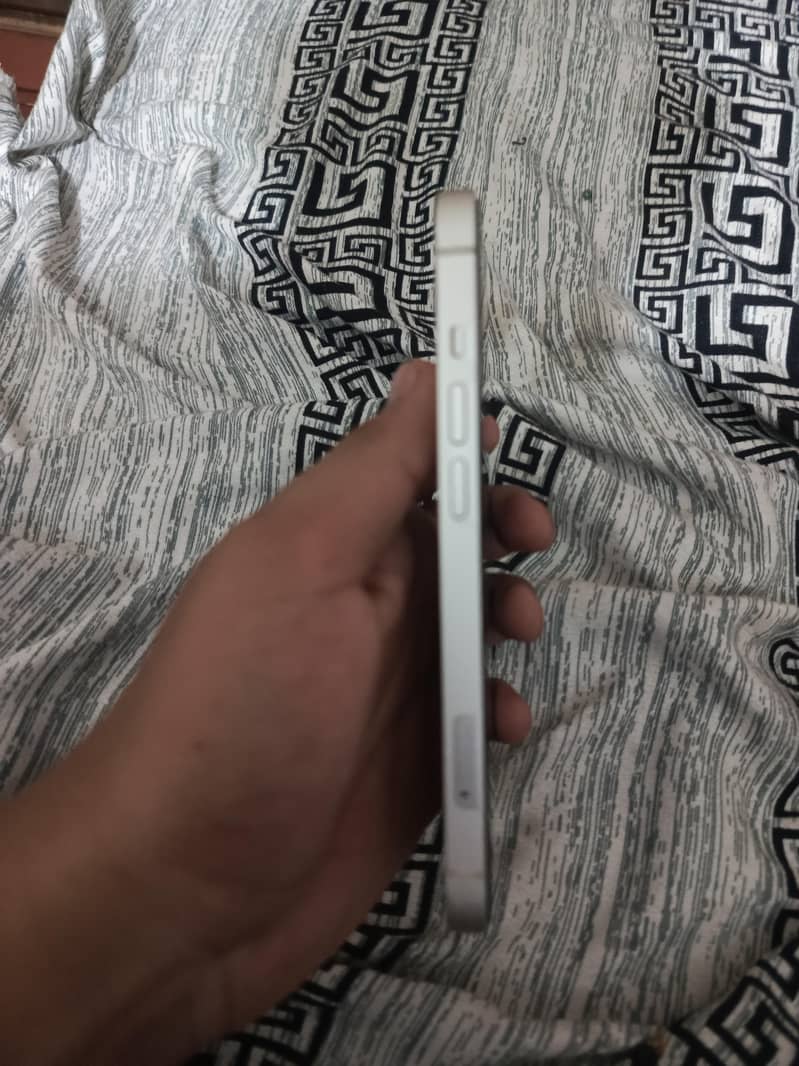 Apple iPhone 13 4