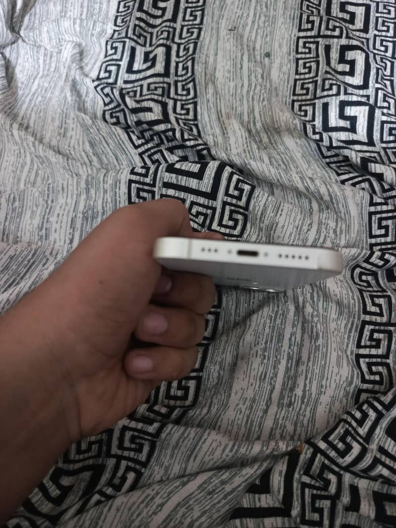 Apple iPhone 13 5