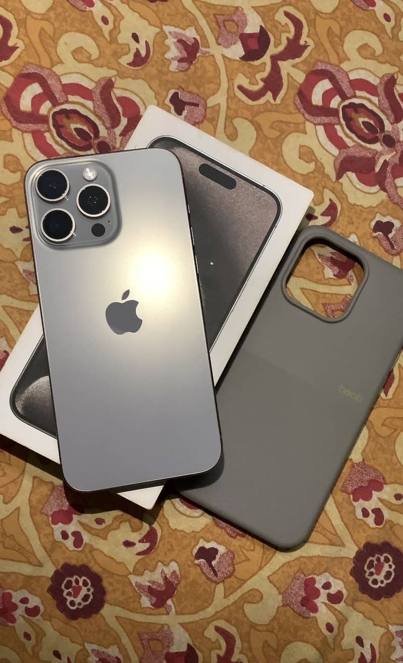 Apple iPhone 15 Pro Max 4