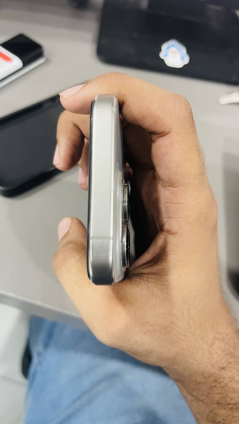 Apple iPhone 15 Pro 3
