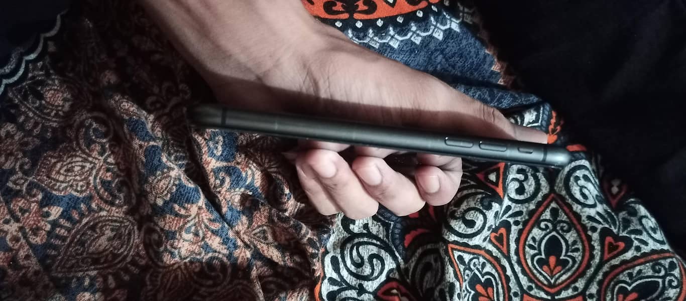 Apple iPhone 11 4