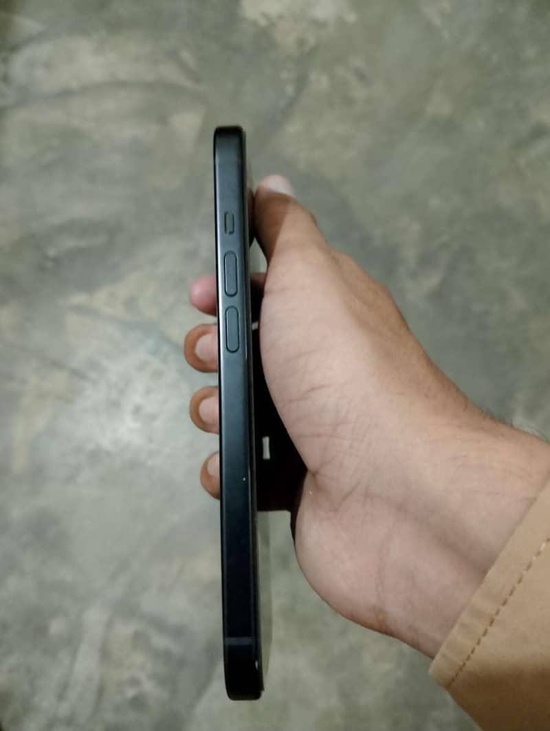 Apple iPhone 15 4