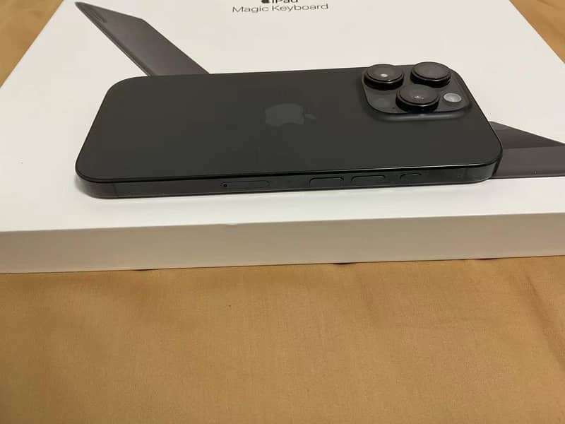 Apple iPhone 16 Pro 1