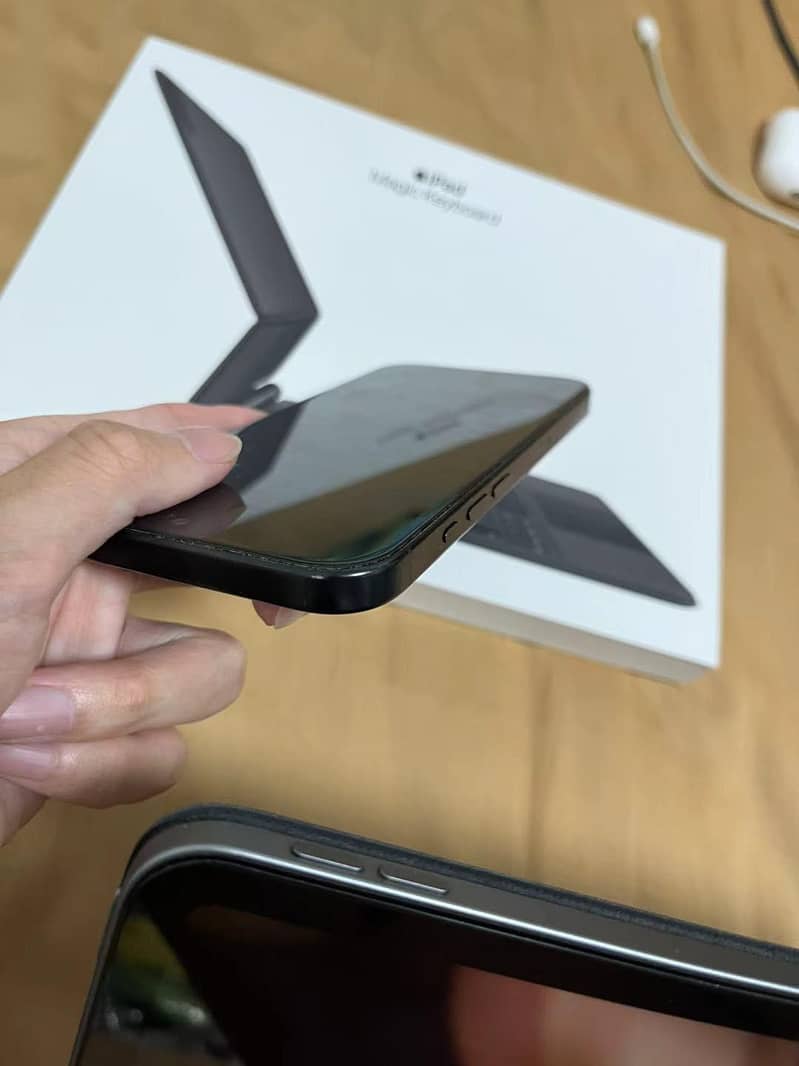 Apple iPhone 16 Pro 3