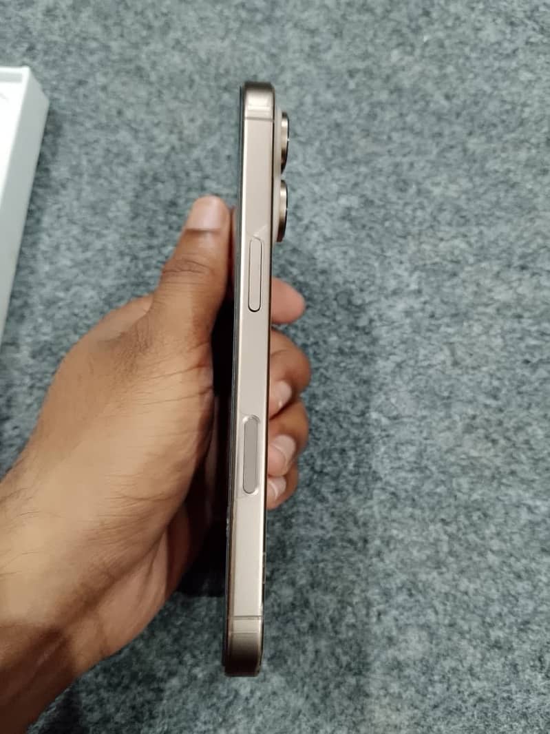 Apple iPhone 16 Pro 3