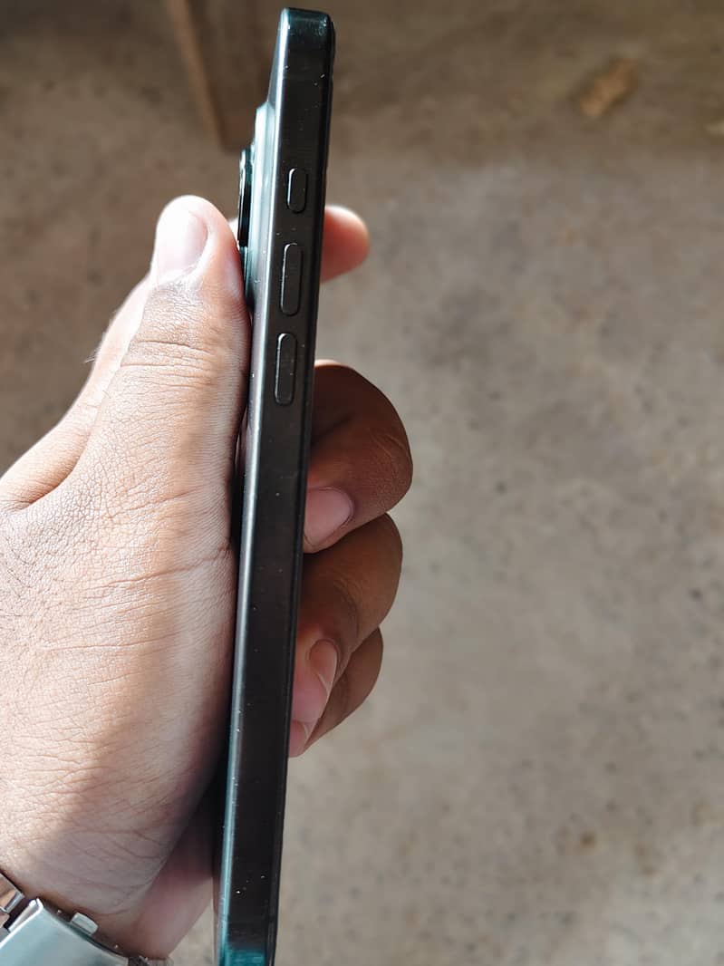 Apple iPhone 16 Pro Max 2