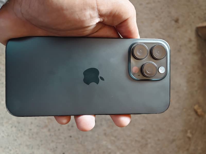 Apple iPhone 16 Pro Max 4