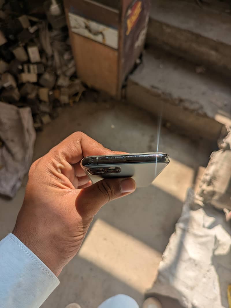 Apple iPhone 11 Pro 4