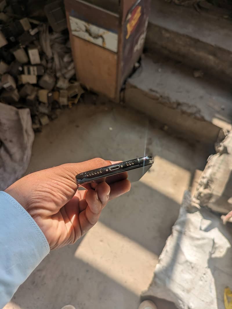 Apple iPhone 11 Pro 6