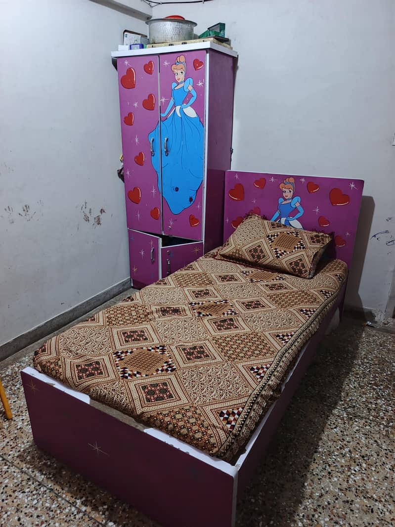 bed and almari 0
