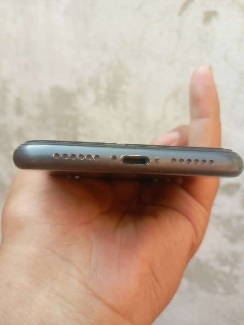 Apple iPhone 11 4