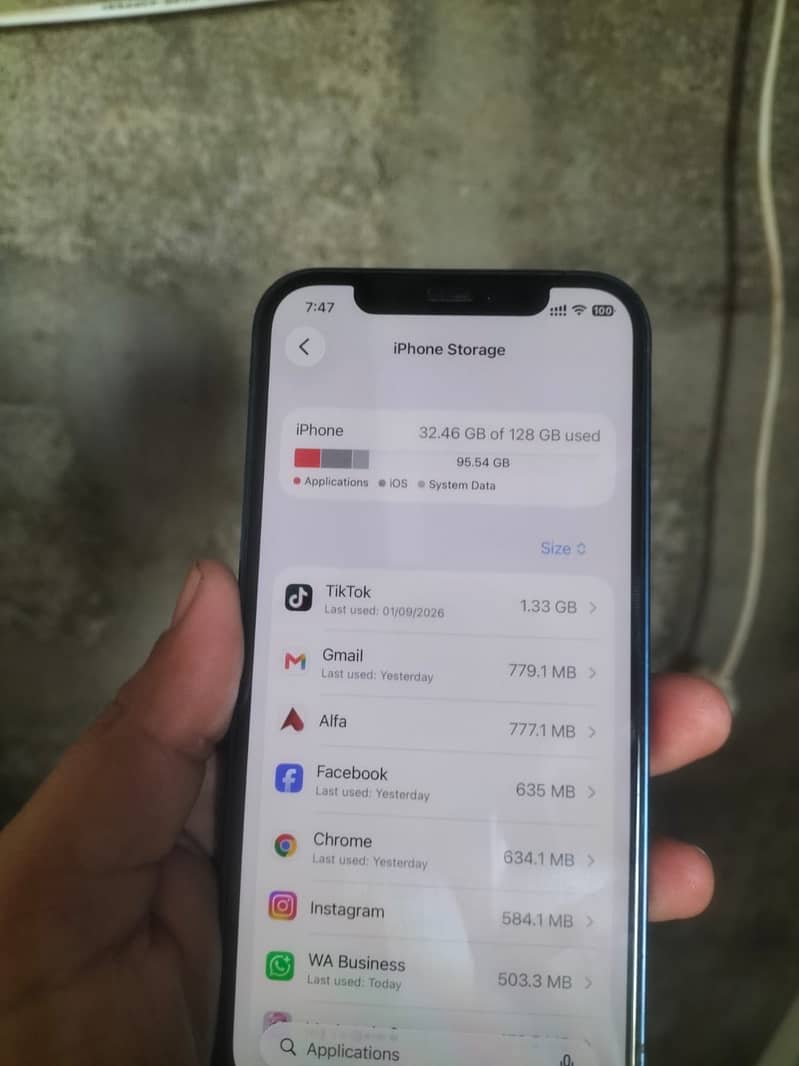 Apple iPhone 12 4