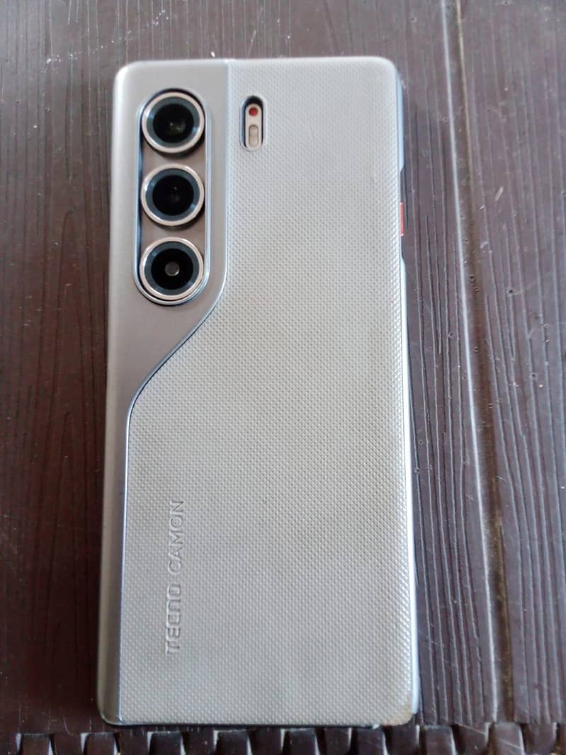 Tecno Camon 40 pro 0