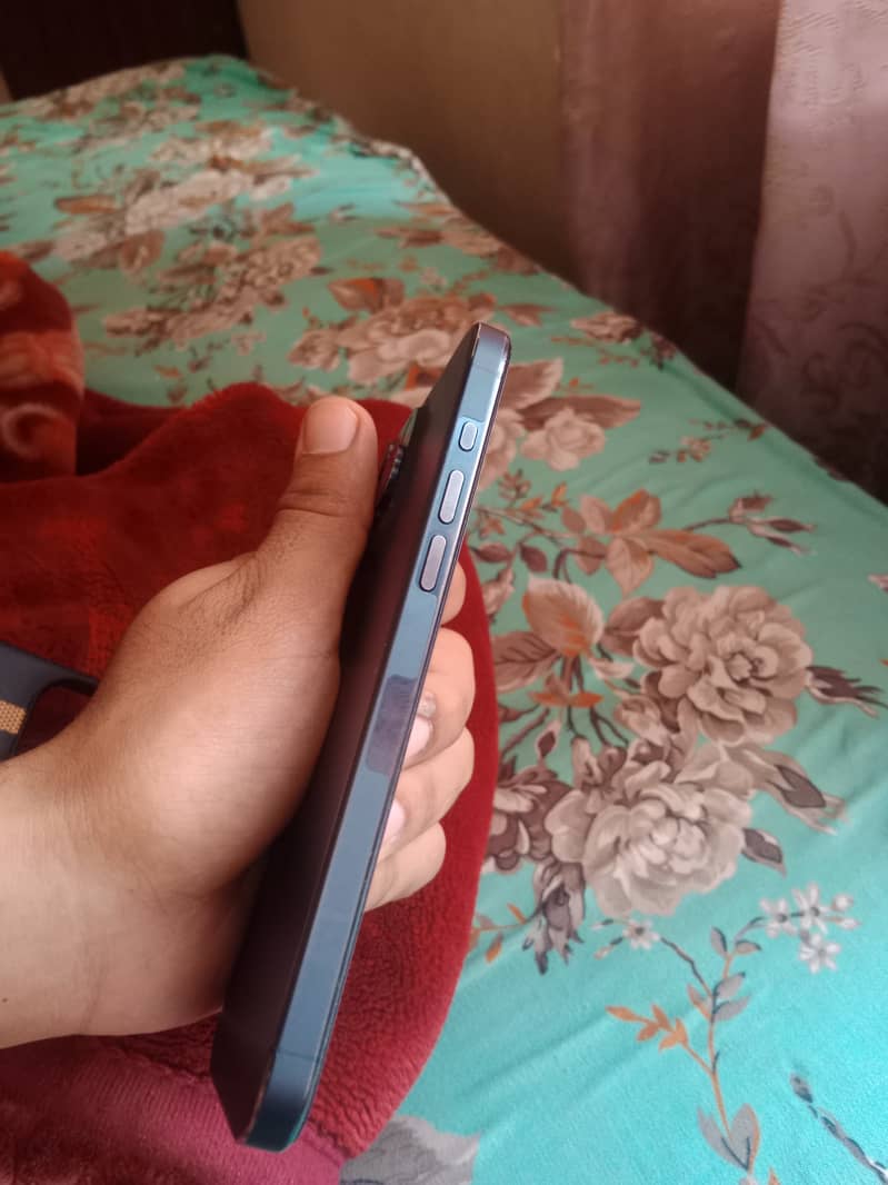Apple iPhone 15 Pro Max 4