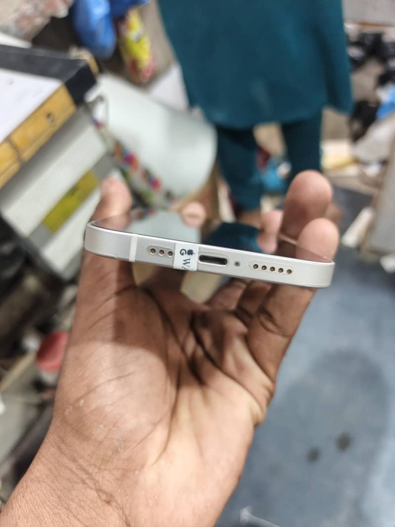 Apple iPhone 12 4