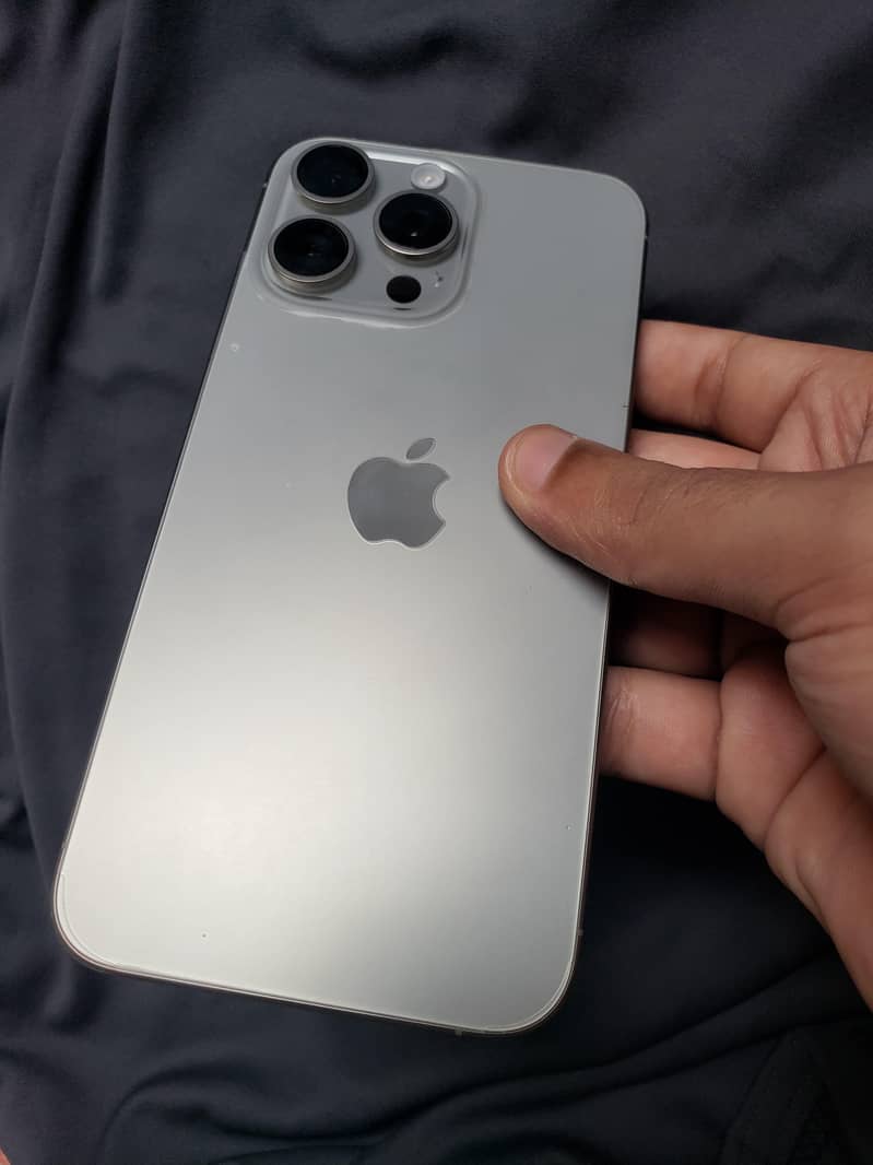 Apple iPhone 15 Pro Max 6