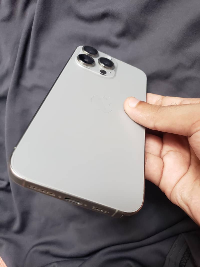 Apple iPhone 15 Pro Max 8