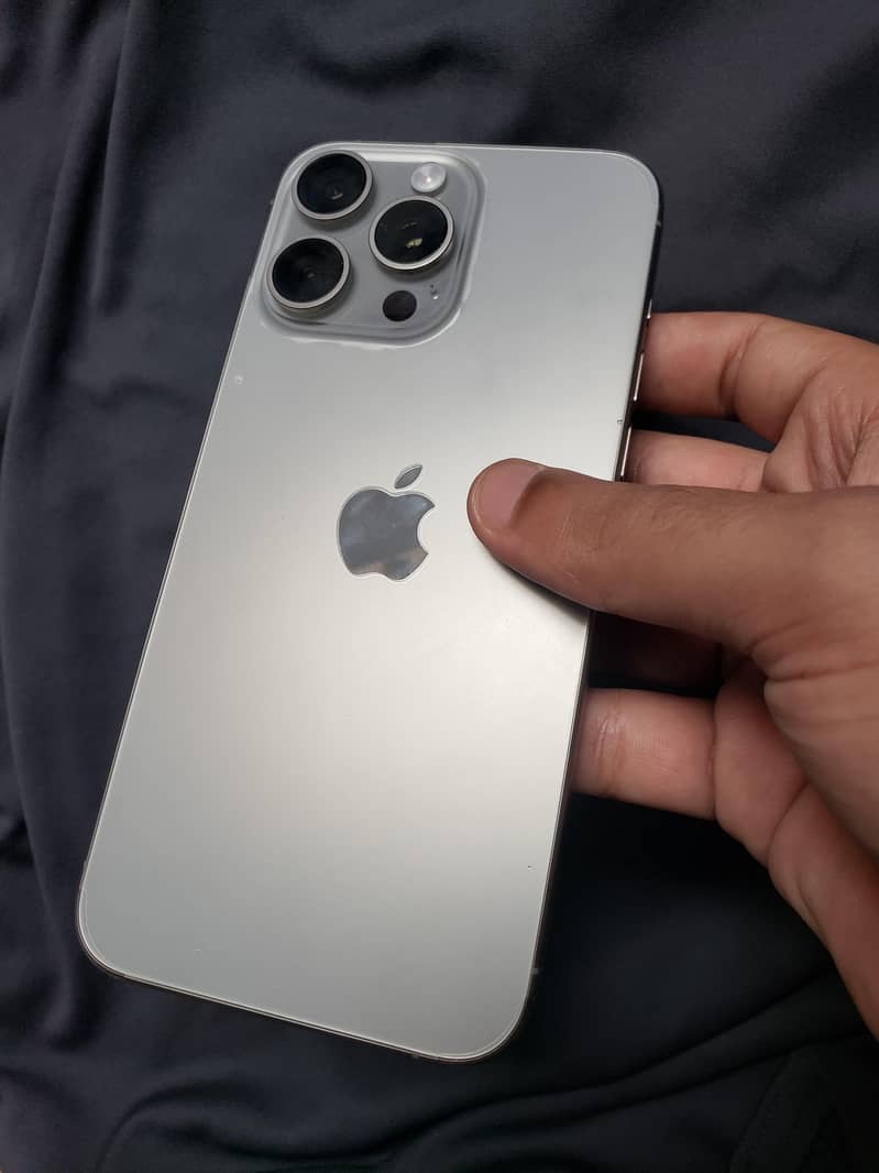 Apple iPhone 15 Pro Max 10