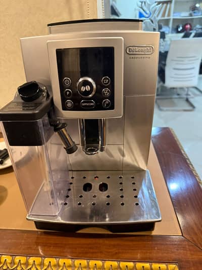 Delonghi 23.460 coffee machine good as new with all accessories.