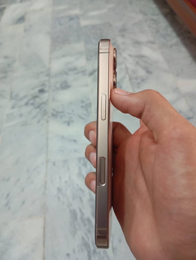 Apple iPhone 16 Pro 1