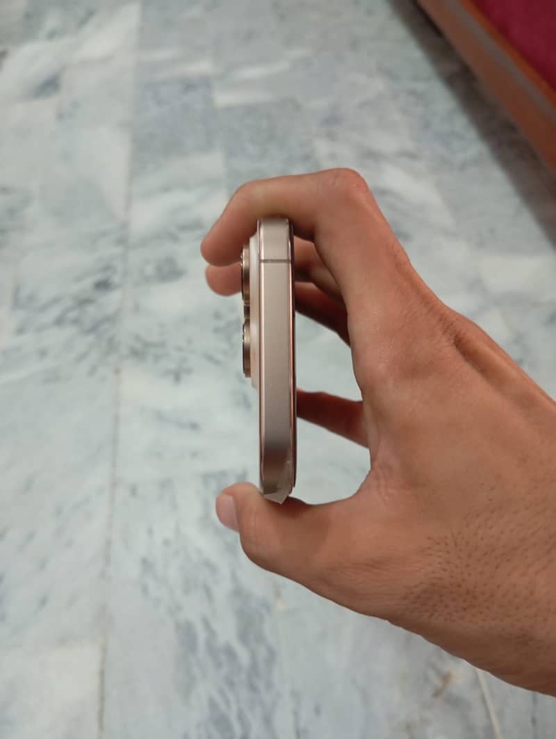 Apple iPhone 16 Pro 2