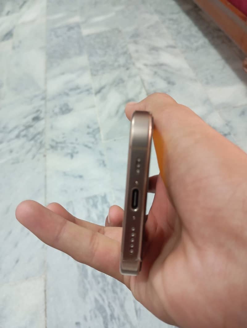 Apple iPhone 16 Pro 3