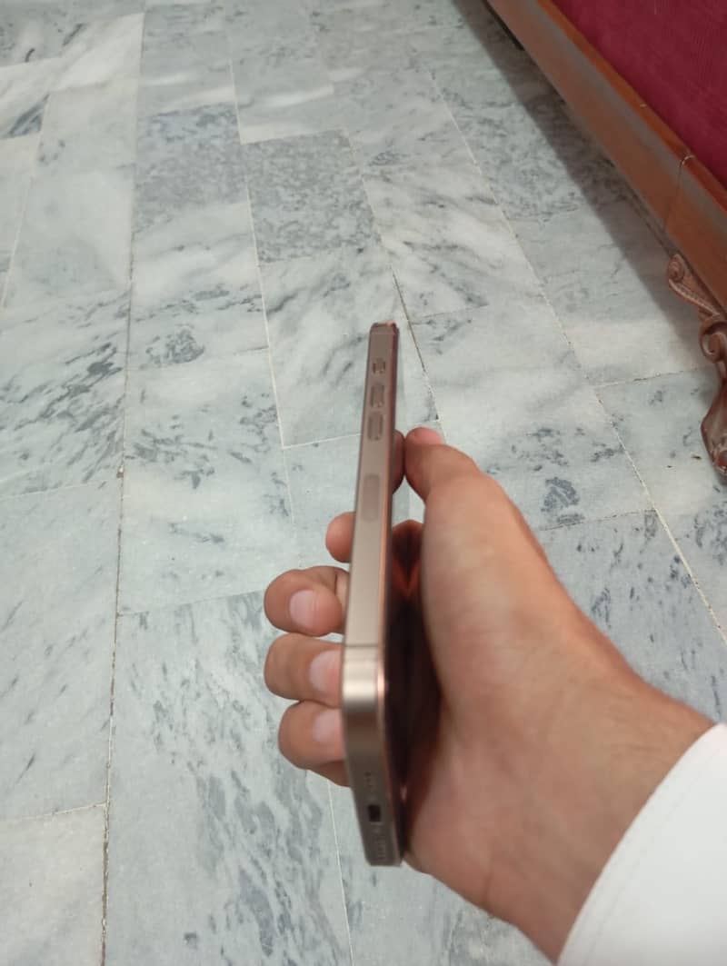Apple iPhone 16 Pro 4