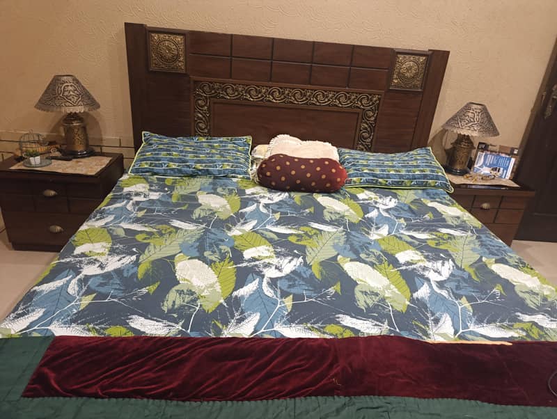 King size double bed 0
