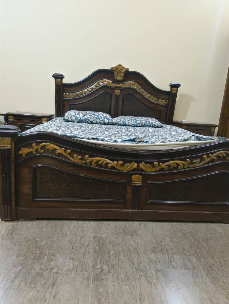 Bed complete set with. side table and dressing table 0