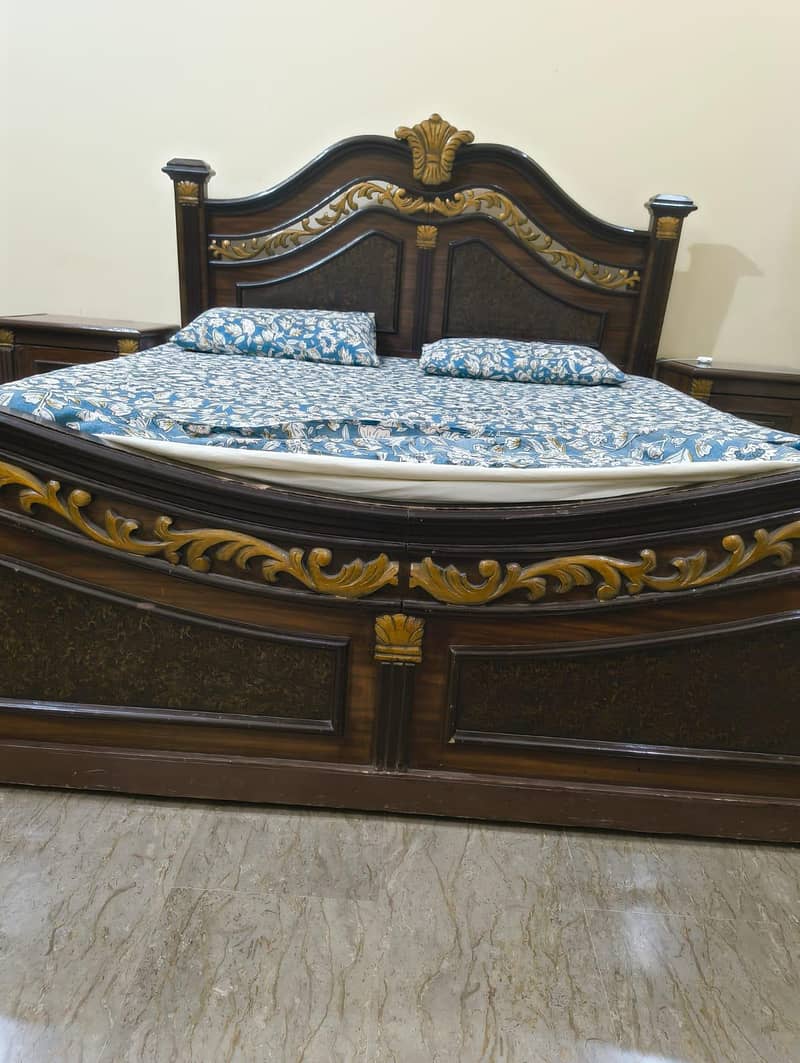 Bed complete set with. side table and dressing table 1