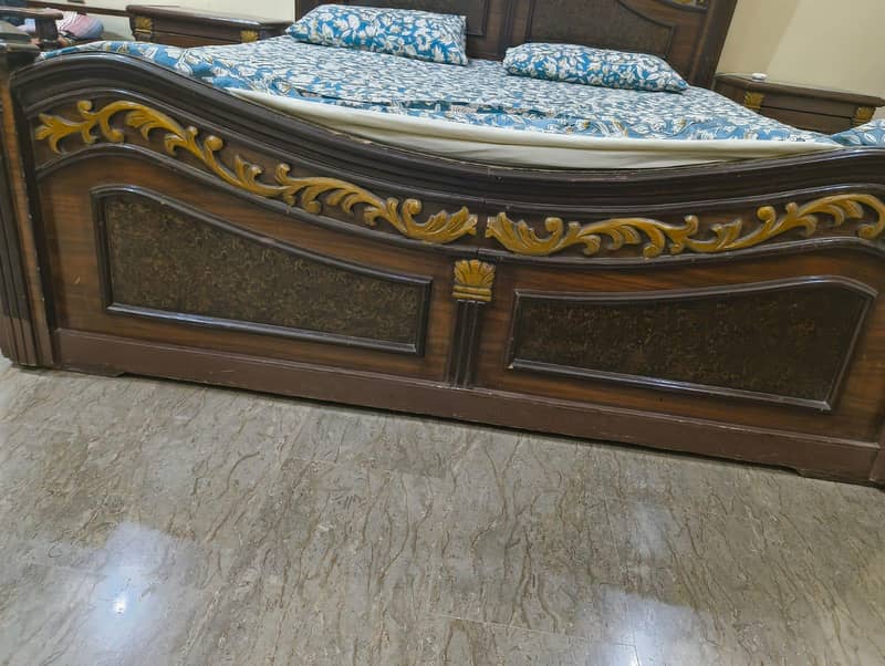 Bed complete set with. side table and dressing table 2