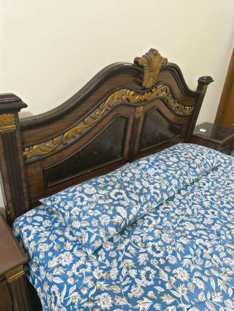 Bed complete set with. side table and dressing table 3