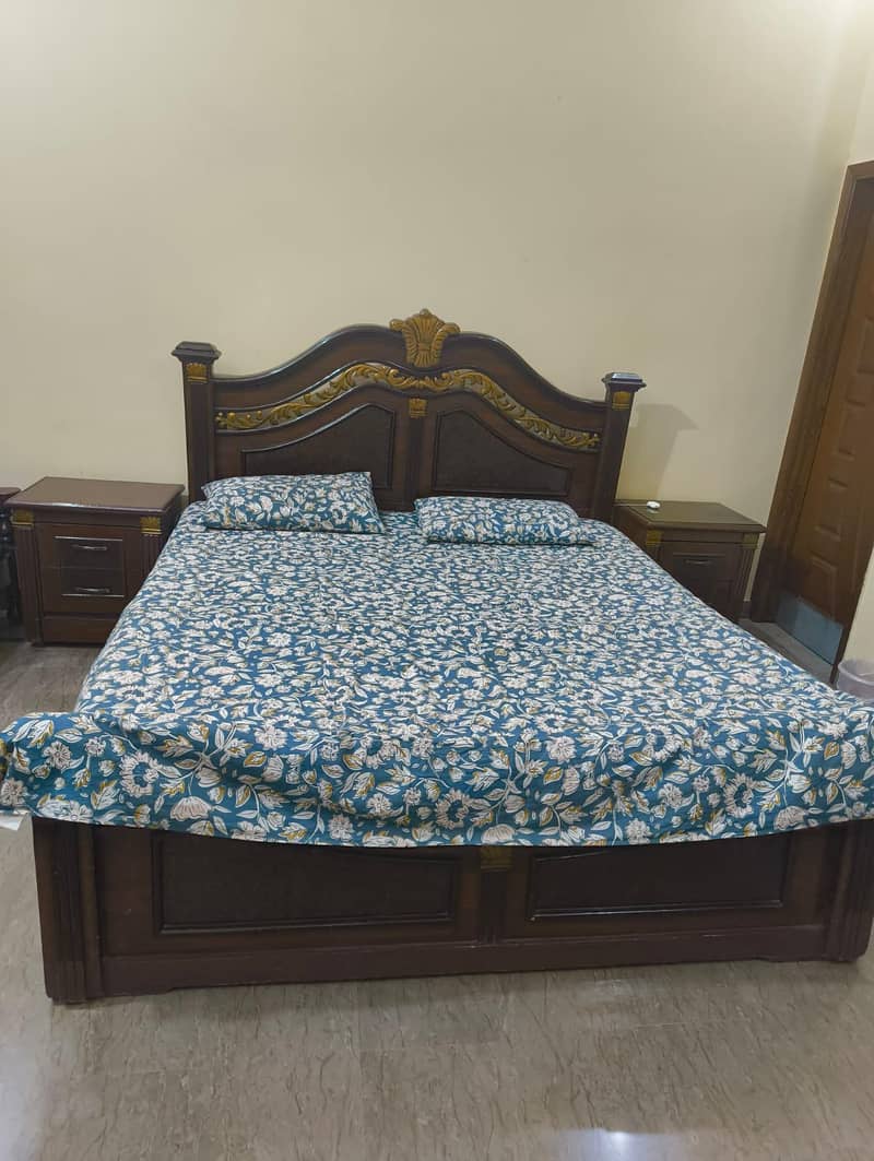 Bed complete set with. side table and dressing table 4