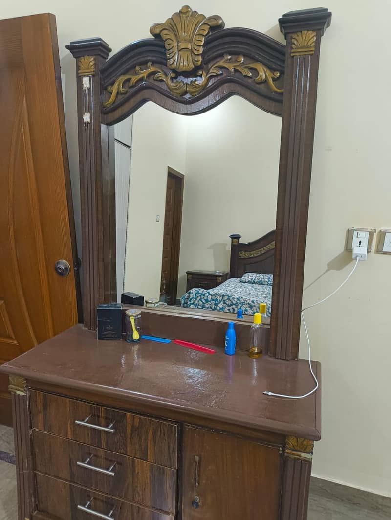Bed complete set with. side table and dressing table 5