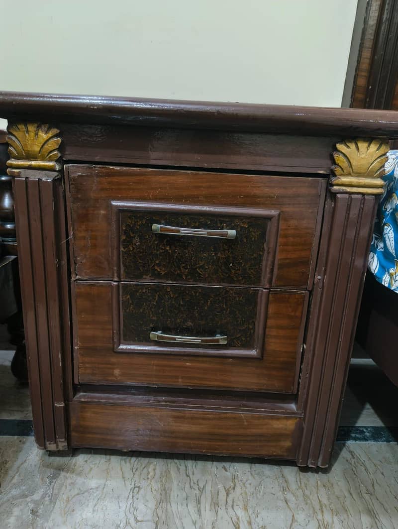 Bed complete set with. side table and dressing table 6